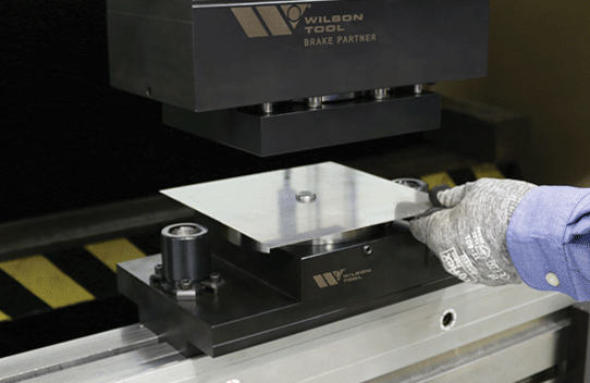 Outillage Brake Partner dans une presse plieuse avec échantillons métalliques