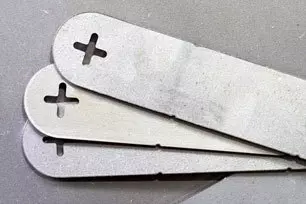 gros plan d’un petit rayon embouti dans le métal
