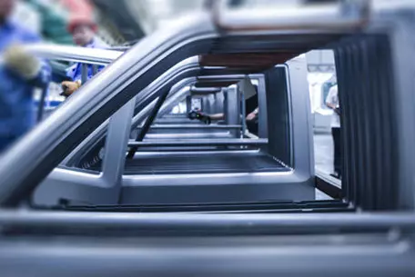 image de la fabrication de portes de voiture