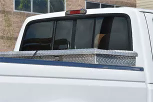Image d’une caisse métallique de camion sur un camion blanc