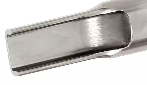 Gros plan d’une forme 2D meulée en ligne droite par Impax Tooling Solutions