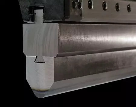 Gros plan d’un poinçon à rayon remplaçable queue d’aronde pour presse plieuse de Wilson Tool
