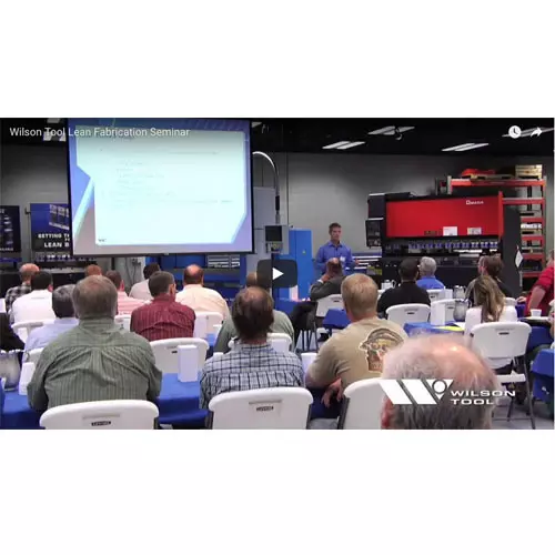 Miniatura de video de empleados sentados viendo una presentación de video
